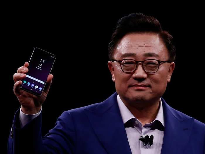 Samsung takes the crown back from Apple as a new report claims the new Galaxy S9 display is better than the iPhone X
