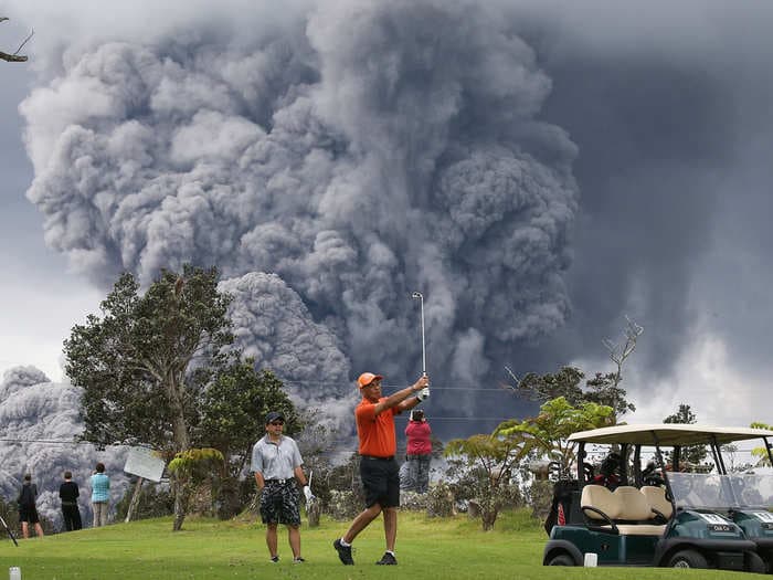 Stunning images show golfers undisturbed by volcano eruption in Hawaii