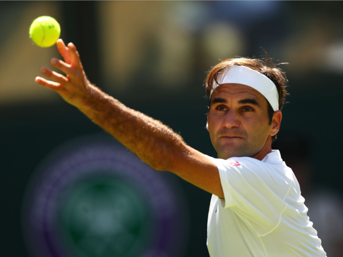 Roger Federer won 35 straight points on his serve as he breezed into Wimbledon's third round