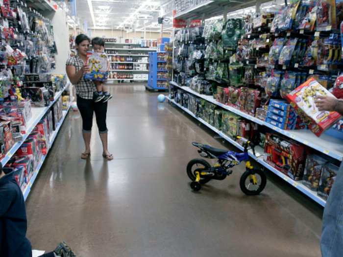 Walmart employees share the 5 biggest mistakes shoppers make