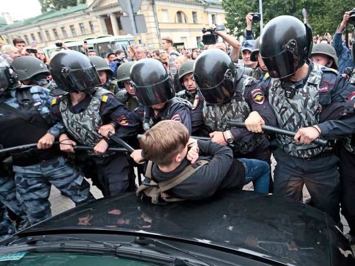 800 Russians were arrested over protests against Putin raising the country's retirement age