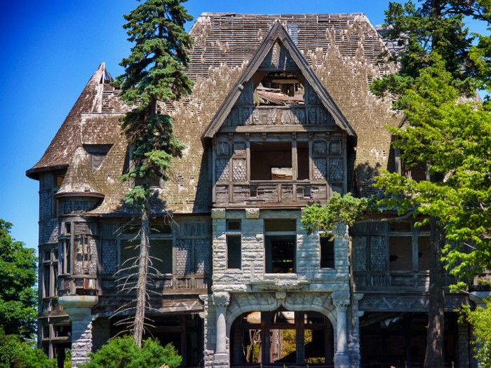 10 abandoned mansions around the world that likely used to be worth millions