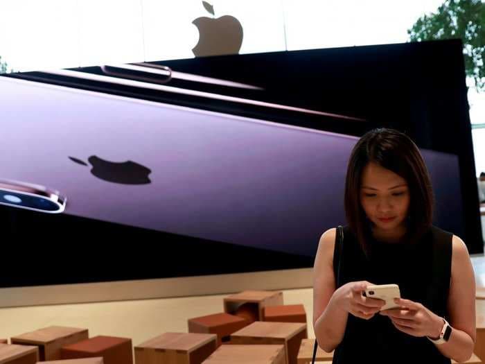 Apple has taken a beating following its China warning. Here's what the pros are saying about the stock ahead of earnings.