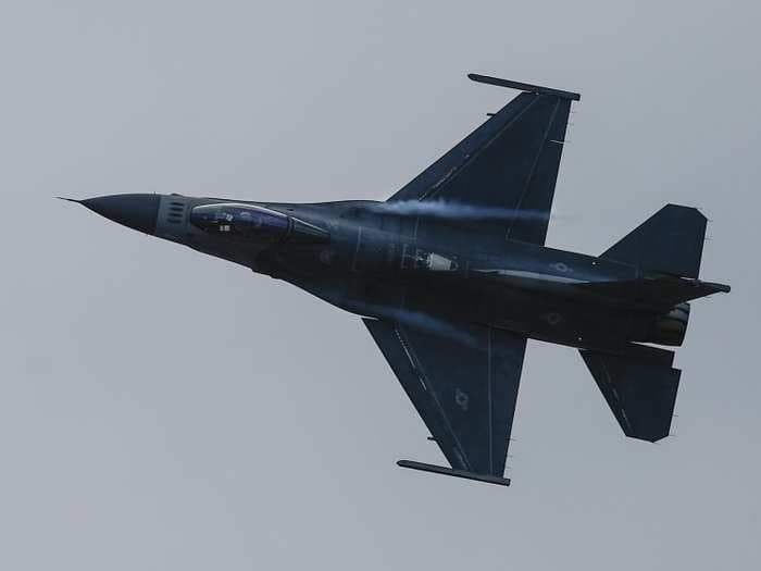 An F-16 fighter jet made a California highway patrolman's radar go bonkers with a high-speed flyby