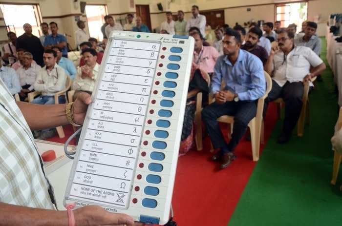 The first day of voting in India is dotted with glitches in the electronic voting machines