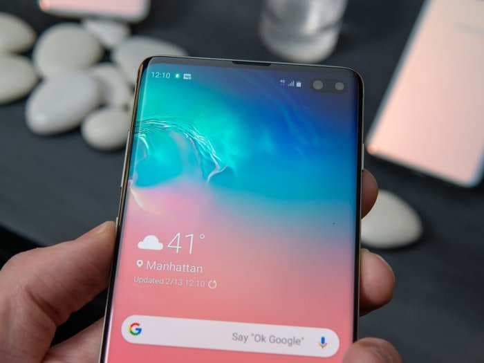 How to use the 'Edge lighting' feature on a Samsung Galaxy S10, which replaces your notifications with customizable, light-based alerts