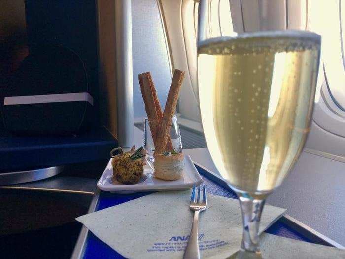 Here's what it's like to dine in first class at 35,000 feet