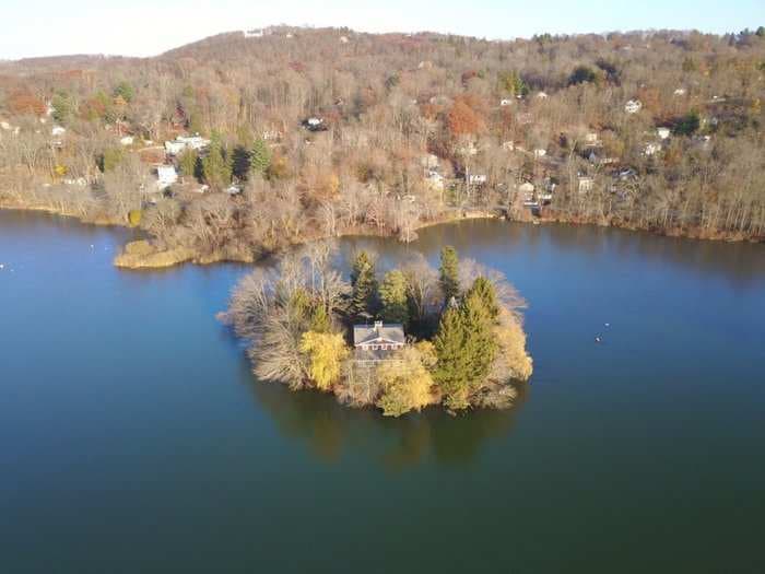 A private island 60 miles outside of Manhattan just hit the market for less than $1 million, and it comes with a 4-bedroom home - take a look inside the property.