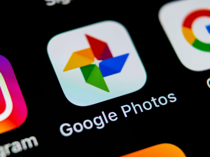 How to manually tag pictures in Google Photos