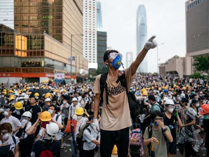  Moody's downgrades Hong Kong's rating, citing the government's 'slow' response to protests 