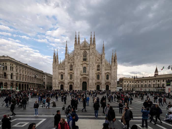 Before-and-after photos show how fear of the coronavirus has emptied out Europe's biggest tourist attractions