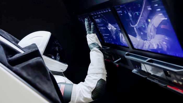 SpaceX made a spaceship-flying video game that will make you wish a NASA astronaut was around to help