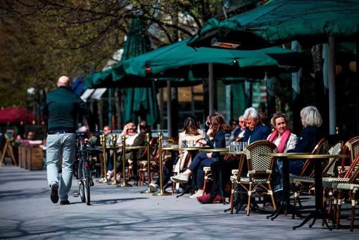 How to minimize your coronavirus risk when going to restaurants, coffee shops, and beaches, according to an expert