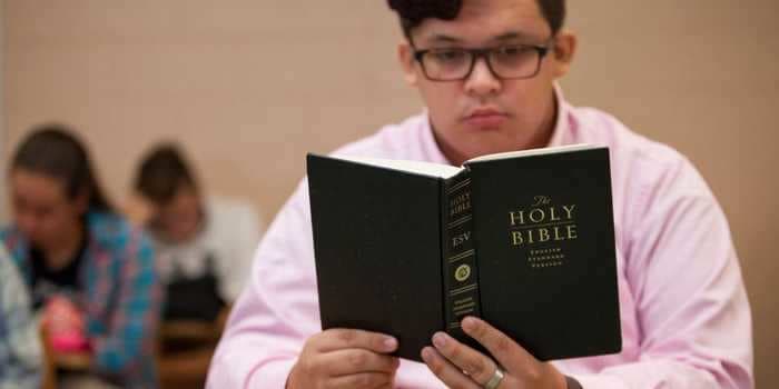 A bill letting kids in Tennessee miss an hour of school a day to go to church heads to governor's desk