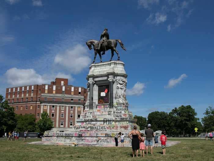 This map shows how many Confederate monuments and symbols still stand in the US