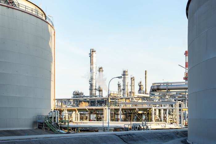 Oil refineries improve run rate; Reliance cuts crude processing for 3rd straight month