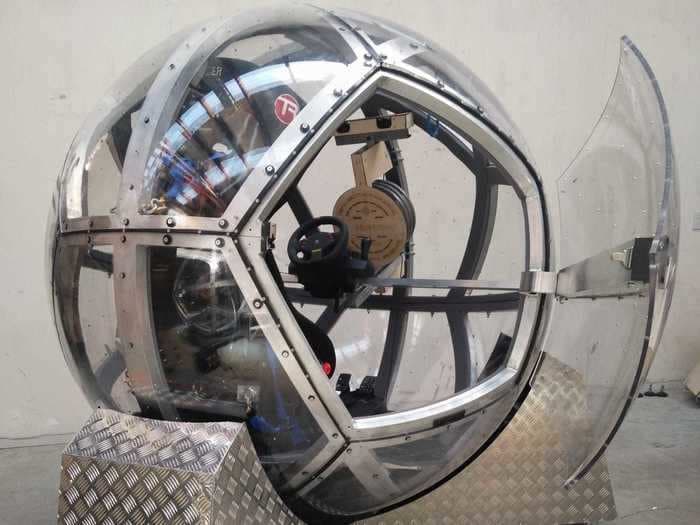 This virtual reality motion simulator could be used to train military pilots — see how to works