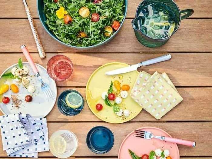 What to bring for your next outdoor picnic, including a blanket, portable grill, and reusable utensils