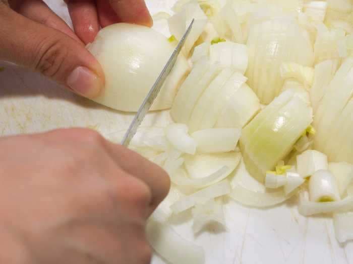 'When in doubt, throw them out': Experts say you should throw out onions if you can't identify where they came from – as 879 people and counting are now sick amid a salmonella outbreak