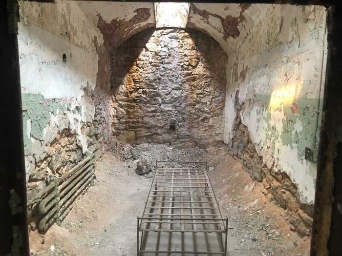 27 photos show the creepy remains of an abandoned prison where some of the most notorious American gangsters served time