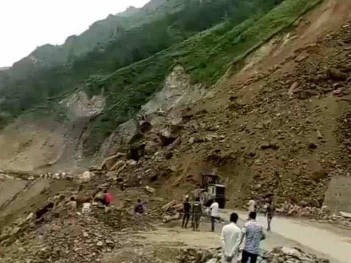 Multiple landslides block Jammu-Srinagar NH