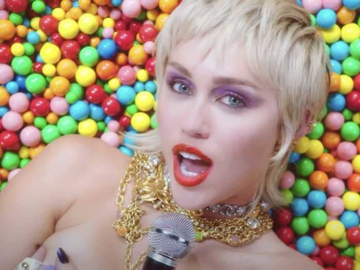 Fans are re-creating Miley Cyrus' makeup and hair from her new 'Midnight Sky' video, and the star is applauding their creativity