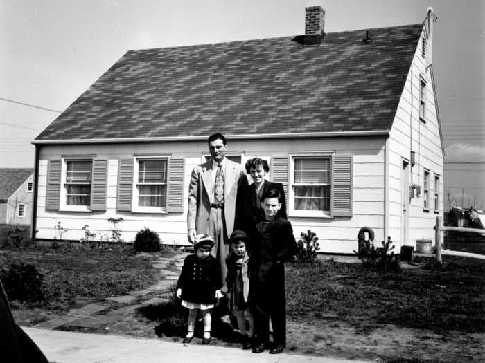 Vintage photos that show what life was like in America's first suburb in the '50s