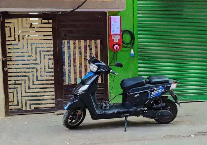 This startup wants to turn kirana stores into electric vehicle charging stations