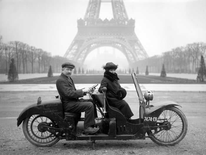 20 vintage photos show what life was like in Paris 100 years ago