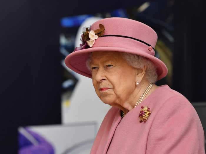 The 94-year-old Queen sent the wrong message to fans by not wearing a mask, according to experts