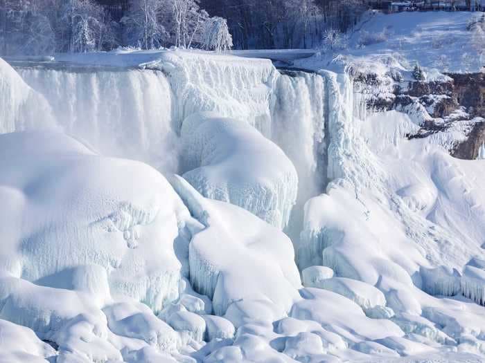 15 majestic photos of frozen Niagara Falls that will make you want to visit