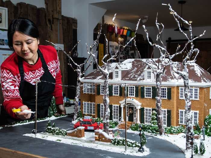 A cake designer re-created the 'Home Alone' house in gingerbread to mark the movie's 30th anniversary