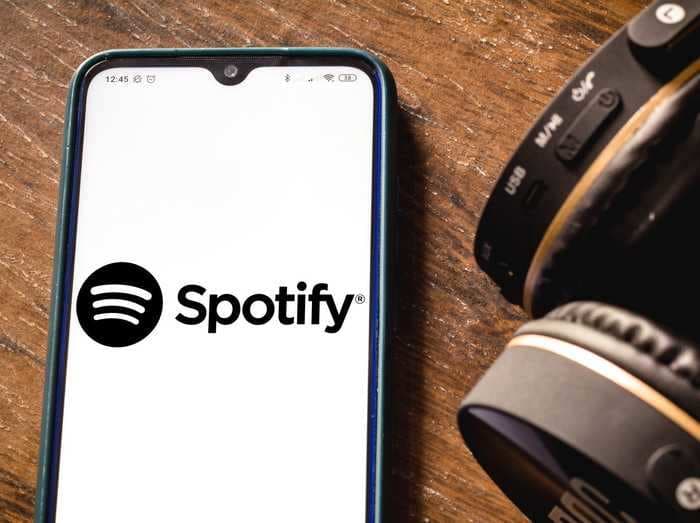 How to use a Spotify Group Session to stream music playlists and podcasts simultaneously with friends and family