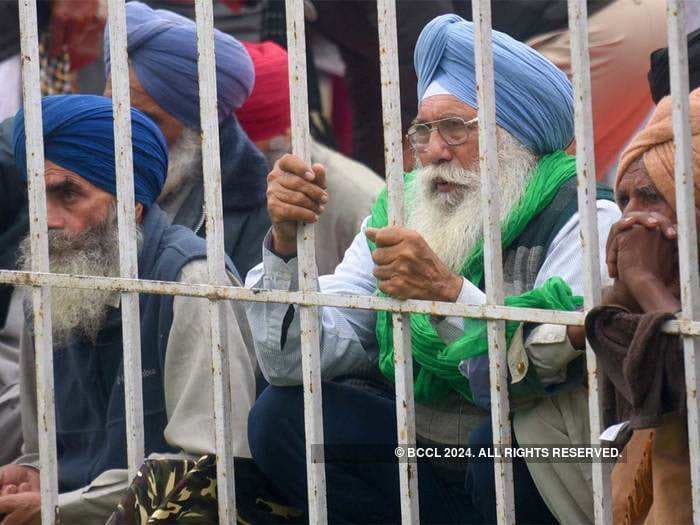 Delhi Police fires tear-gas shells on farmers near Akshardham temple and Sanjay Gandhi Transport Nagar