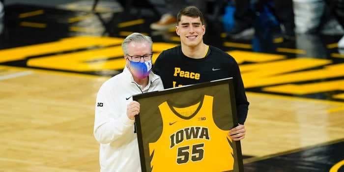 University of Iowa basketball team has angered the family of a former player over decision to retire current star's number