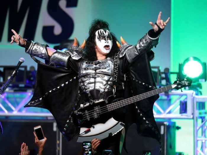 Gene Simmons clarifies that he's still leaving California, despite reports tying him to a new $5.8 million property in Malibu