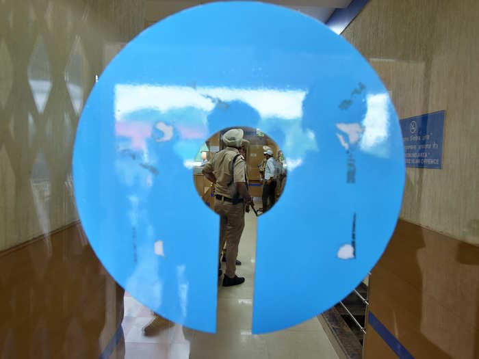 SBI's mobile banking seems to have hit a snag — this time without a warning