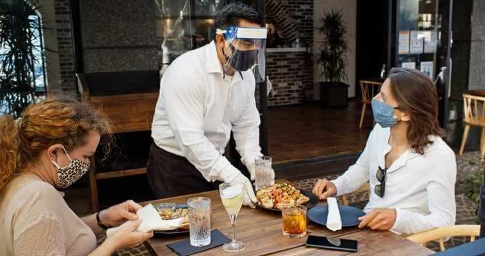 7 tech tips for outdoor dining safely in the remaining months of the pandemic