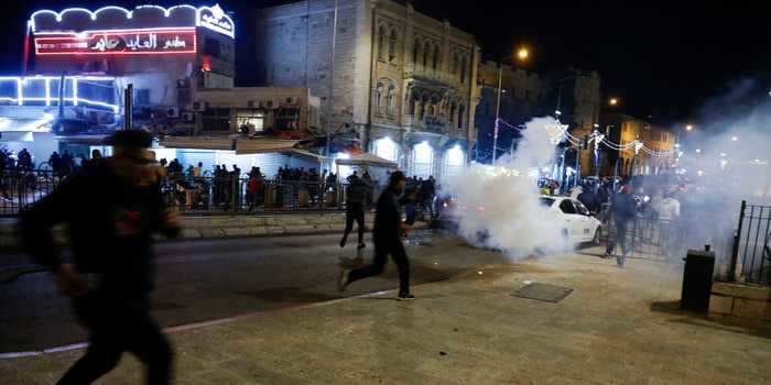 Hundreds of Jewish supremacists chant 'Death to Arabs' as tensions boil over in Jerusalem clashes