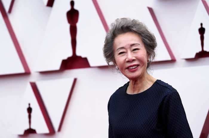 'Minari' star Yuh-Jung Youn scolded a reporter who asked her what Brad Pitt smelled like at the Oscars