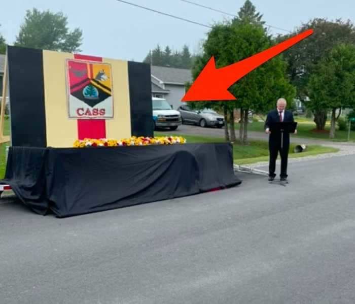 A high school teacher built a portable stage and drove to every graduate's house so they could walk across it when they got their diploma