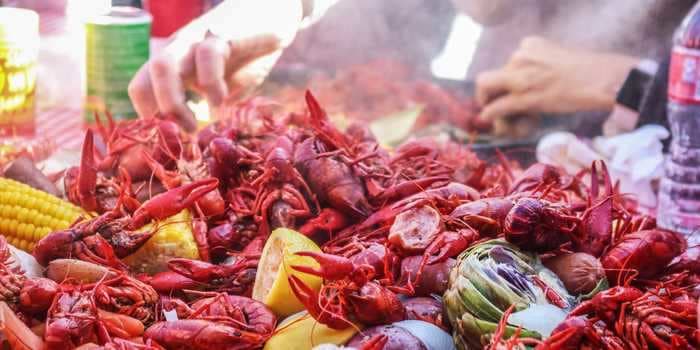 How to eat crawfish - yes, you should suck the heads