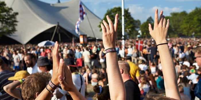 964 people got COVID-19 after an outdoor music festival, despite compulsory negative tests, vaccines, or other proof of immunity