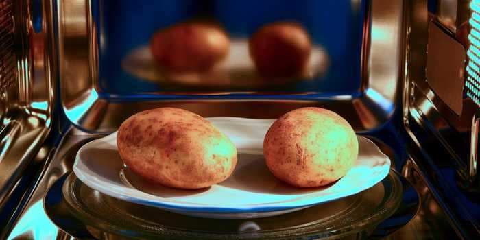 How to make baked potatoes in the microwave