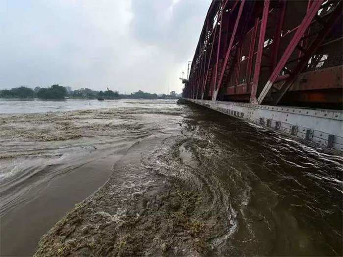 District administration begins evacuating people living near Yamuna as water level reaches 'danger mark'