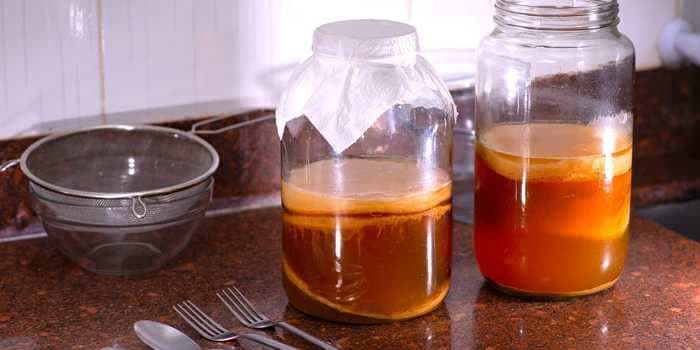 The major health benefits of kombucha and how much you should drink, according to dietitians