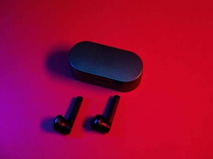 Best noise cancelling truly wireless earbuds under ₹6,000 in India