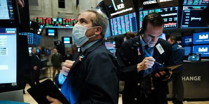 US stocks edge higher as fall in weekly jobless claims eases labor-market concerns