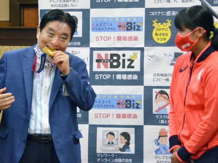 A Japanese softball player will get a replacement for her Olympic gold medal after her city mayor sank his teeth into the first one