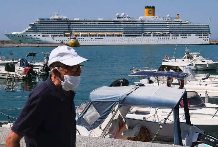 Cruise ships anchored off the Italian coast are annoying locals